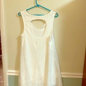 White sleeveless lace dress